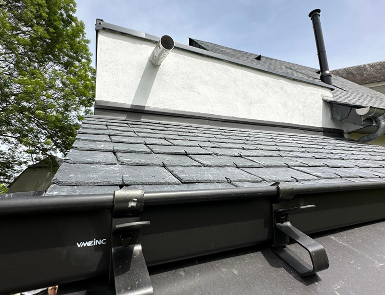 toiture en ardoise avec gouttière et chéneau VMZinc anthracite et descente de gouttière zinc sur maison