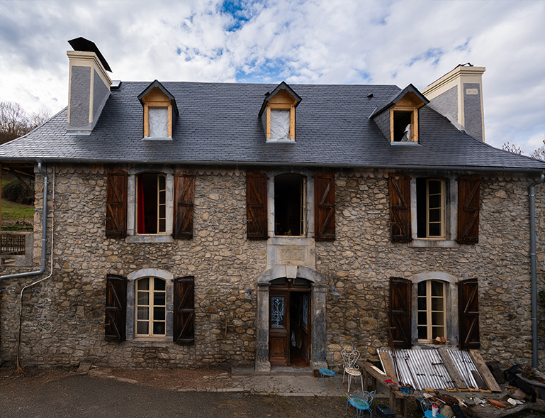 rénovation couverture toiture en ardoise sur maison en pierre de caractère avec lucarnes