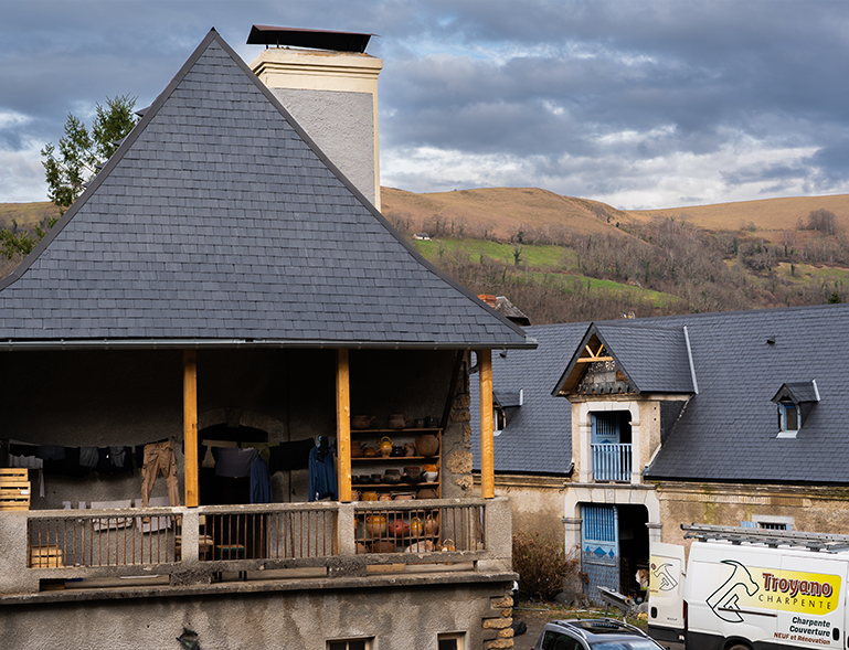 rénovation couverture toiture en ardoise sur bâtiment de caractère en montagne par Troyano Charpente