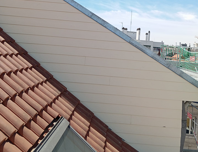 bardage extérieur bois clair posé en lames horizontales sur façade de maison vue depuis toiture