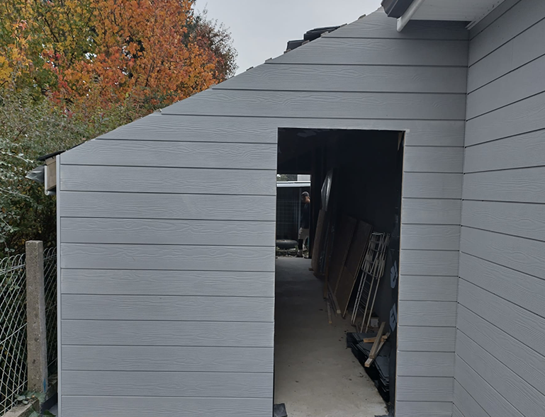 revêtement de façade en bardage bois horizontal gris sur maison