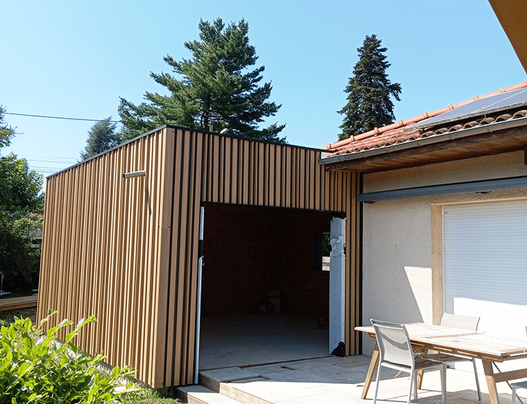 façade d’extension extérieure avec revêtement bardage bois vertical et terrasse