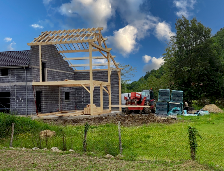 construction d'une charpente bois traditionnelle avec sur maison neuve en parpaing en milieu rural