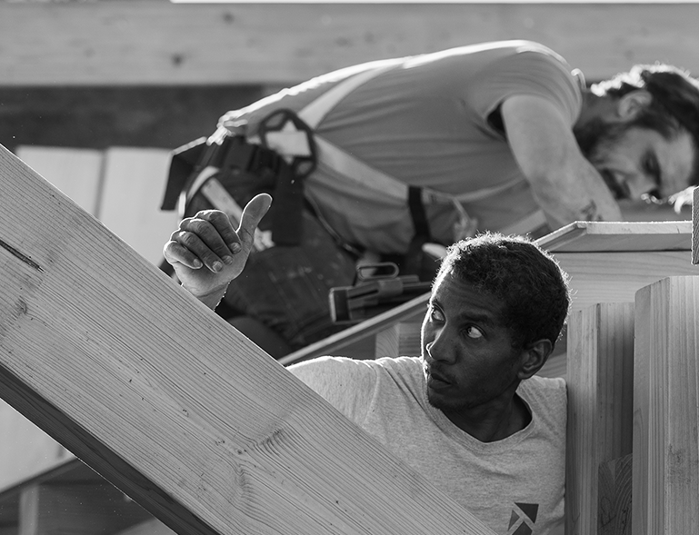 deux charpentiers Troyano Charpente se coordonnant lors du montage d'une charpente bois
