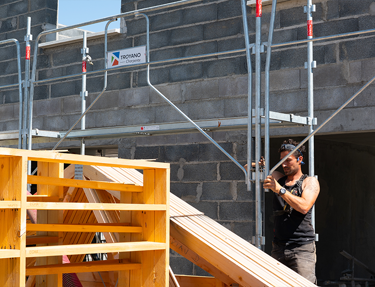 charpentier Troyano Charpente installant un échafaudage sur chantier de construction neuve
