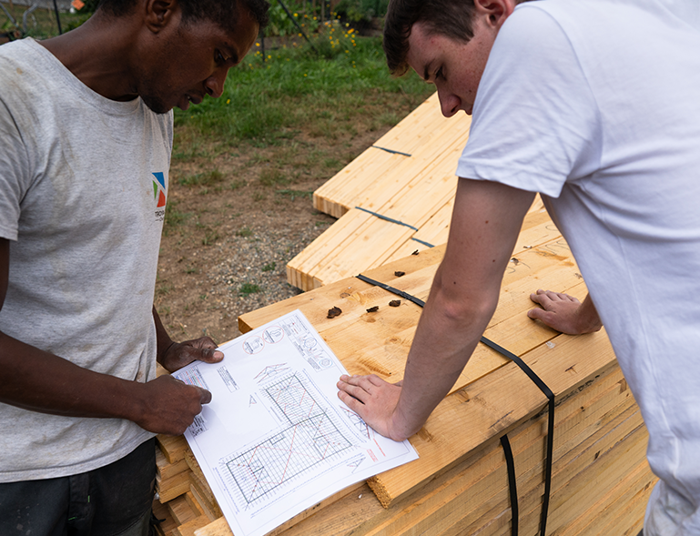 équipe Troyano Charpente consultant les plans de charpente sur chantier