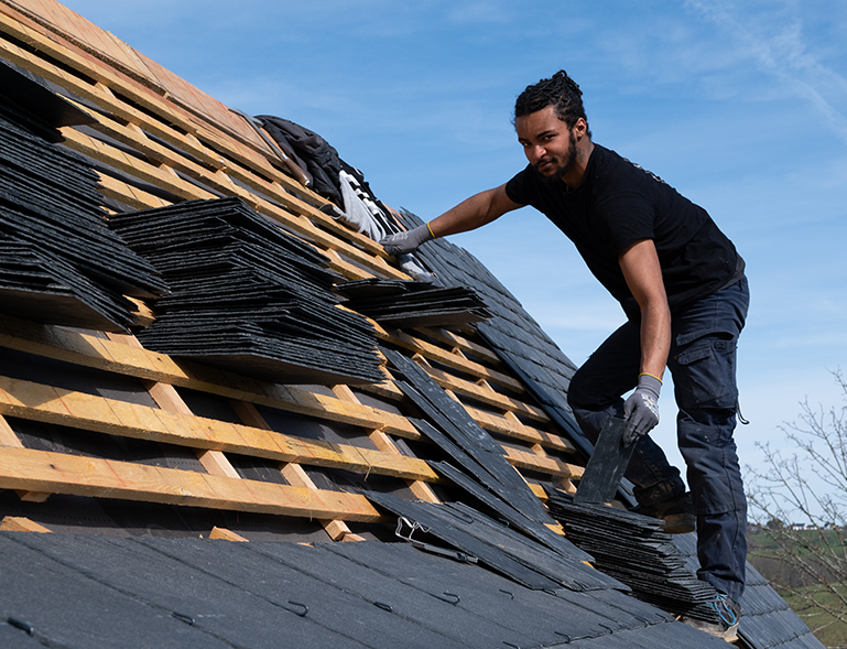 couvreur approvisionnant le chantier en ardoises sur voligeage bois avant pose