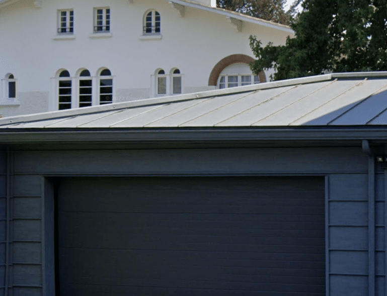 entrée de garage en bois et bardage extérieur architectural moderne