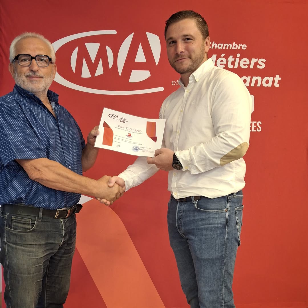 Remise de diplôme à un artisan par la Chambre de Métiers et de l’Artisanat, poignée de main officielle