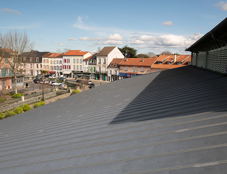 couverture toiture en zinc joint debout sur Halle du marché en centre-ville de Vic-en-Bigorre