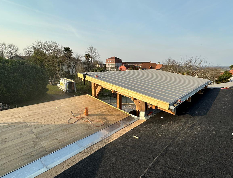construction d'un auvent en charpente bois avec couverture toiture bac acier sur terrasse
