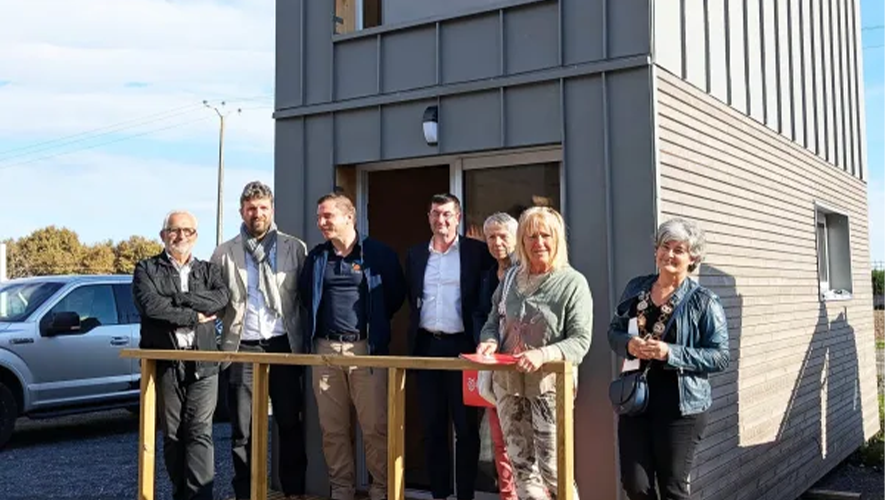 Groupe de professionnels devant un bâtiment neuf