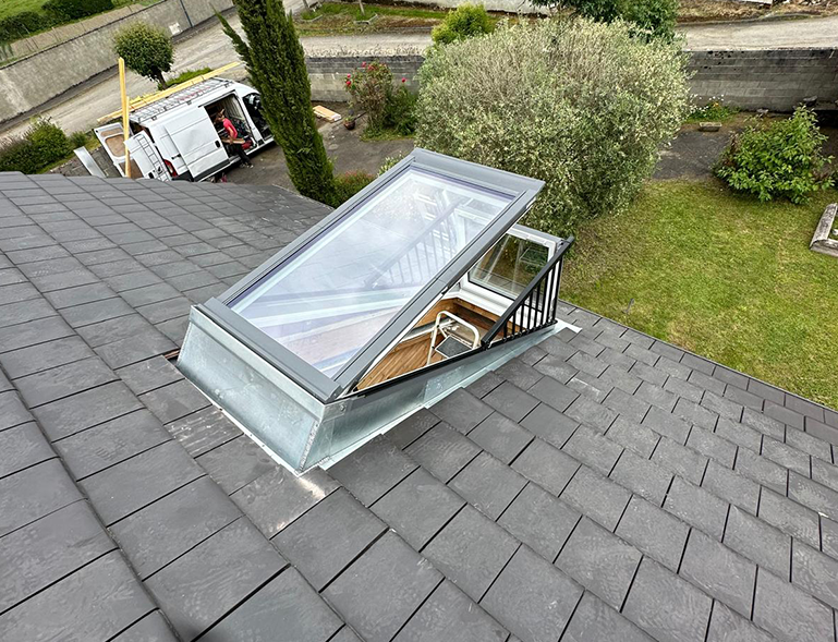 pose d'une fenêtre de toit Velux avec accès terrasse sur toiture en ardoise ardoisine