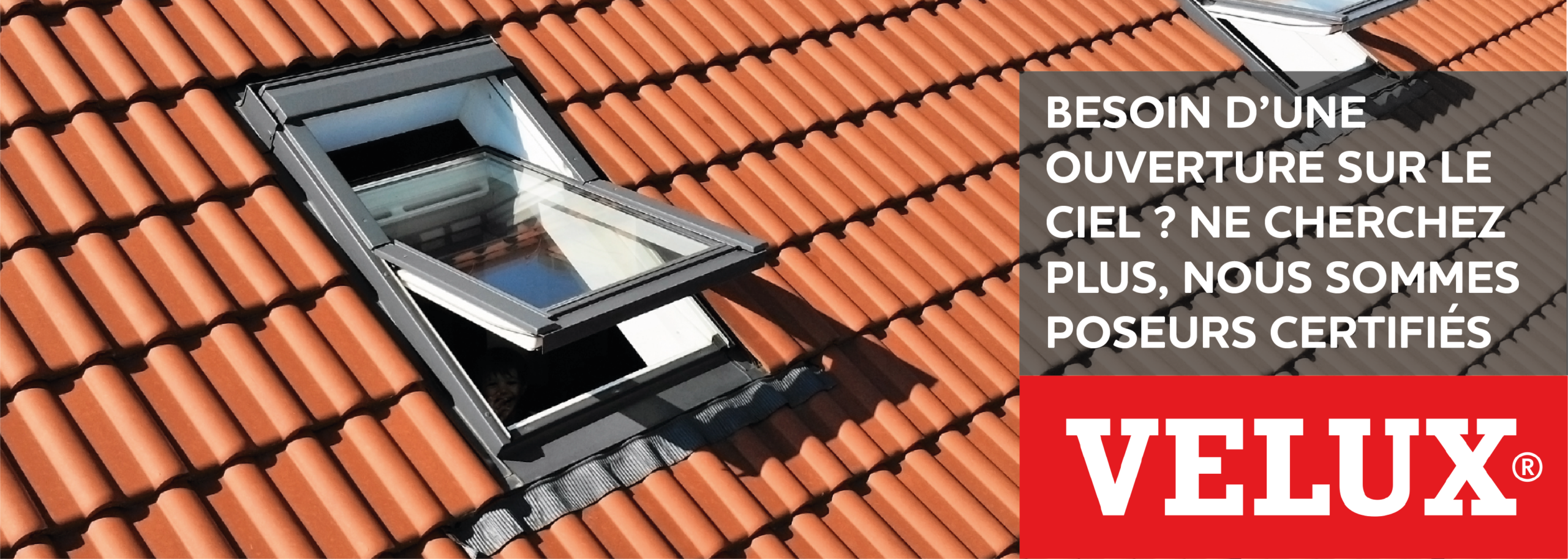 fenêtre de toit Velux ouverte sur toiture en tuile rouge posée par Troyano Charpente installateur certifié